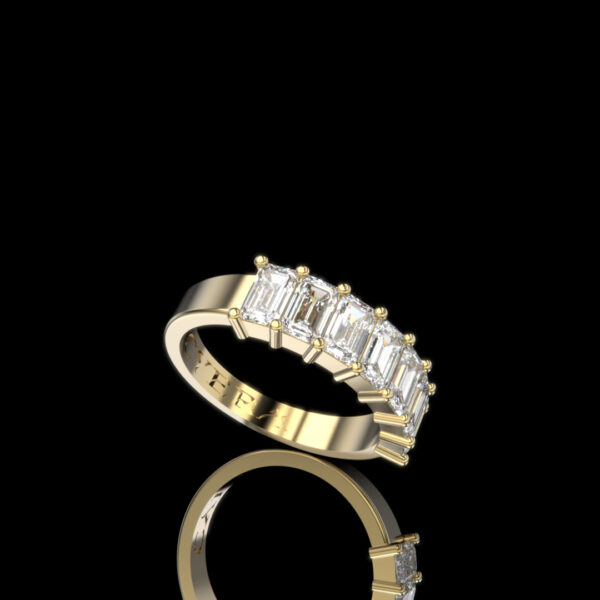 Sequa Diamond Ring, a timeless symbol of love and commitment.